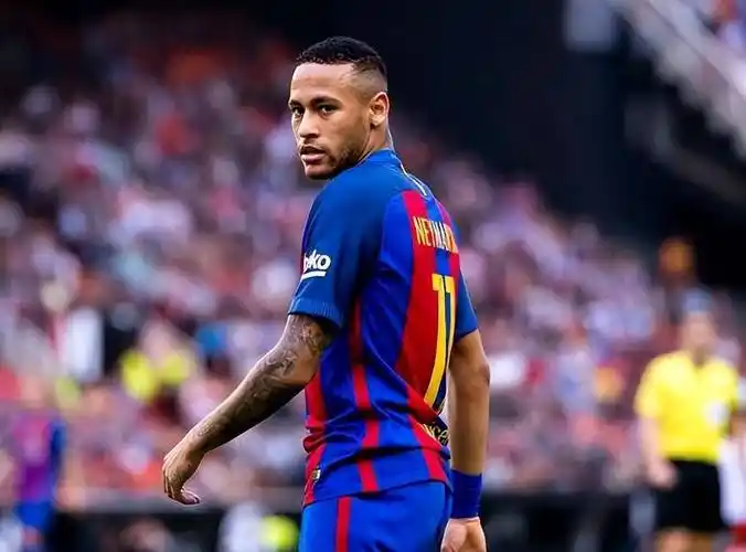 足坛一夜动态：拜仁世俱杯首败出线！里昂被罚降级 内马尔续约桑托斯